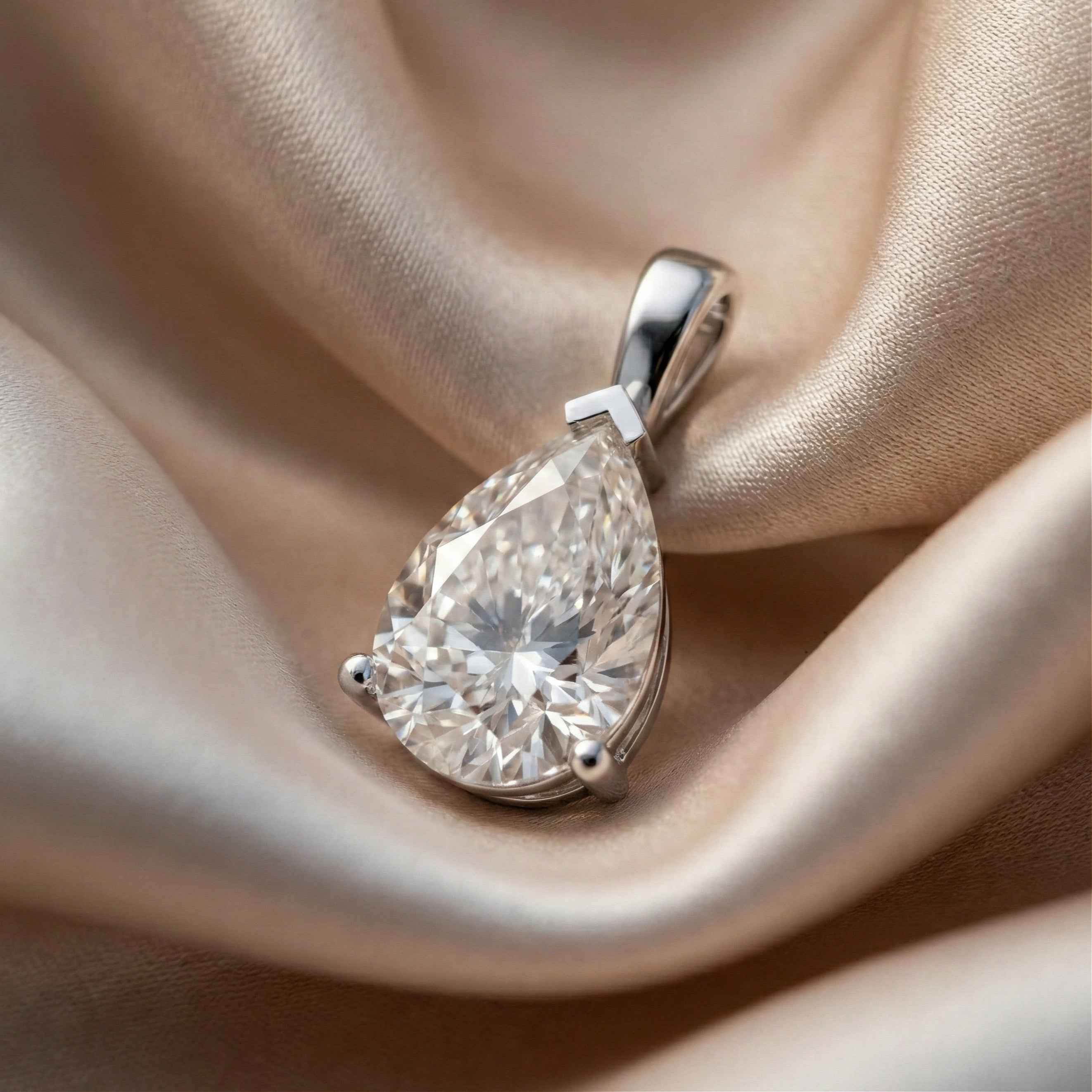 Éclat Pendant - Sterling Silver Rhodium Plated Moissanite Pendant